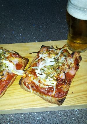 Una foto de Pan pizza de jamon bacon cebolla y salsa barbacoa