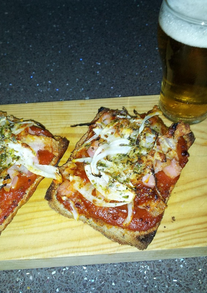 Una foto de Pan pizza de jamon bacon cebolla y salsa barbacoa