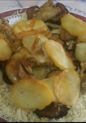 صورة لوصفة مقلوبة دجاج بالبطاطس والباذنجان