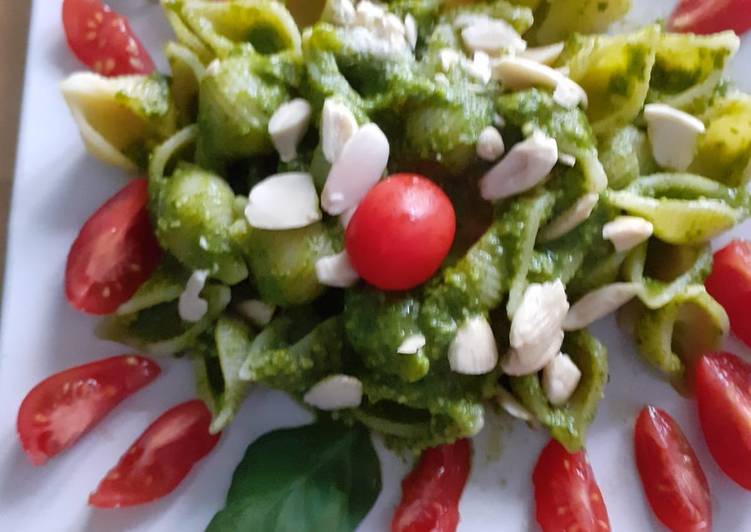 Conchiglie con pesto di basilico e avocado