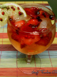 Una foto de Gintonic con frutos rojos