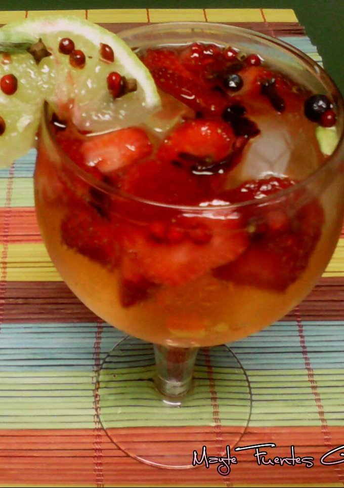 Una foto de Gintonic con frutos rojos