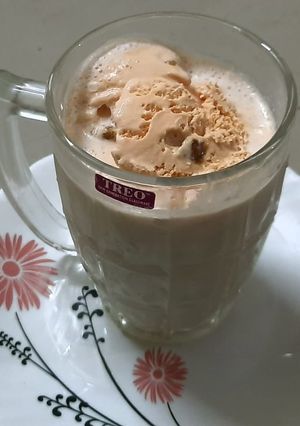 आइसक्रीम के साथ कोल्ड कॉफी (ice cream ke sath cold coffee recipe in Hindi) रेसिपी मुख्य फोटो