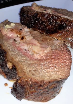 Una foto de Picaña rellena al Horno con Panceta y Queso -Picanha no Forno recheada com Queijo e Bacon