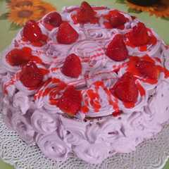 A picture of Torta de frutillas con crema.