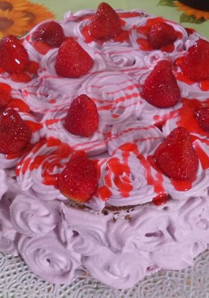 Una foto de Torta de frutillas con crema