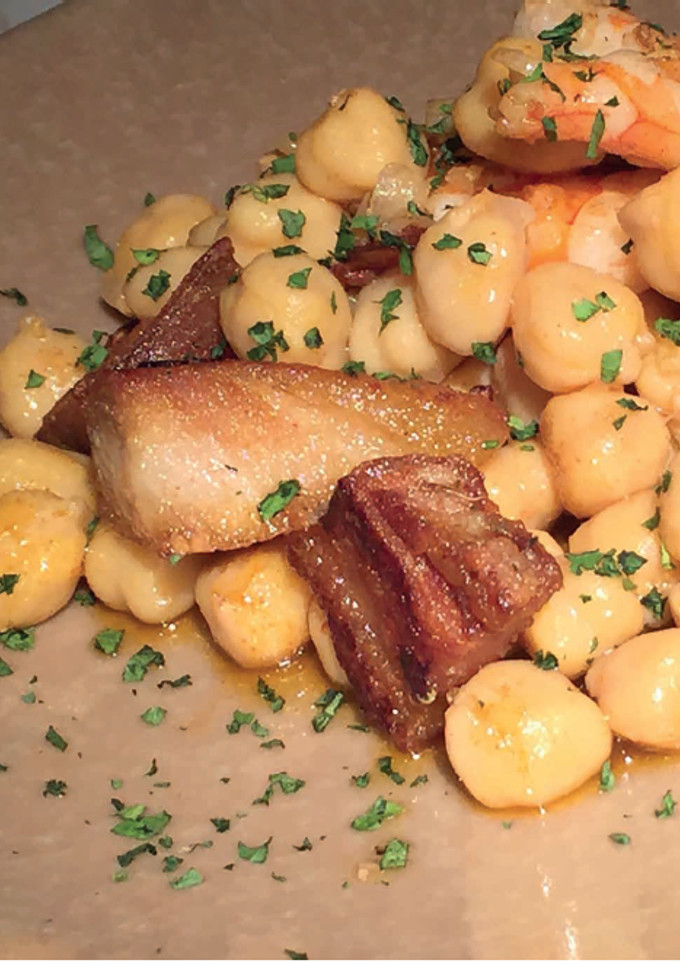 Una foto de Garbanzos con panceta de cerdo blanco y gambas