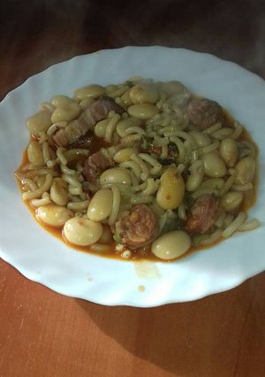 Una foto de Fideguá con alubias