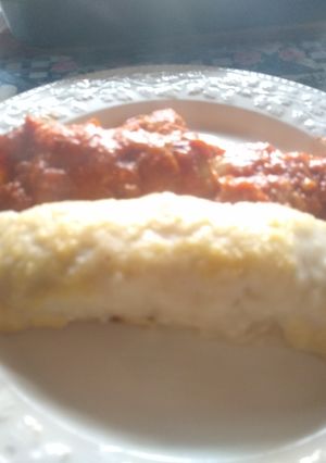 Una foto de Canelones de verdura (con ingrediente no muy usado) y dos salsas