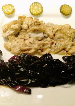 Szűzérmék mustáros-tejszínes mártással és lila káposztával recept fotója