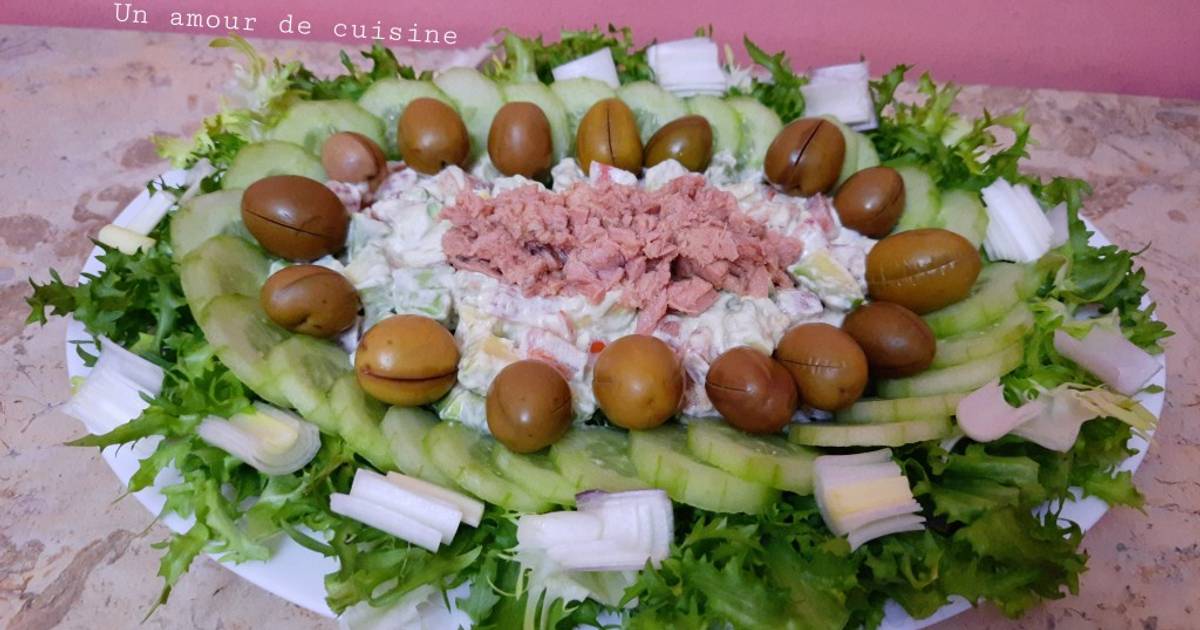 La décoration de la main du chef salade avec plaque de cuisson la  préparation. délicieuse salade au restaurant magnifiquement servi. plat  Photo Stock - Alamy