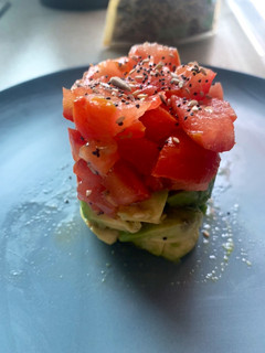 Una foto de Falso tartar de atún, tomate y aguacate