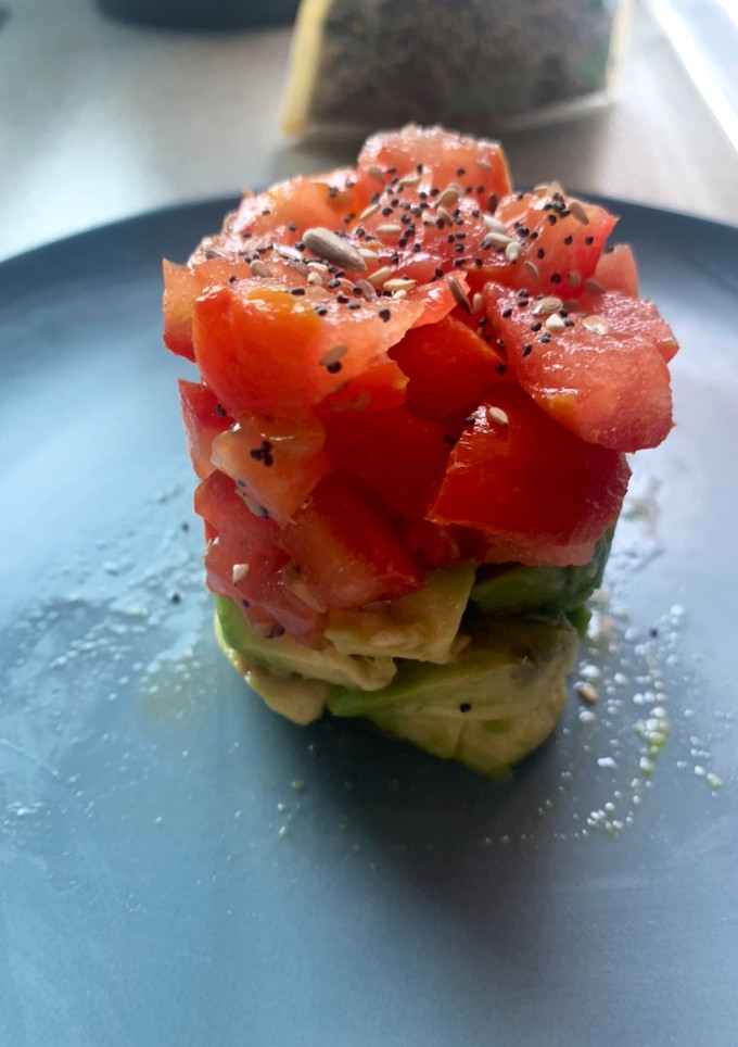 Una foto de Falso tartar de atún, tomate y aguacate