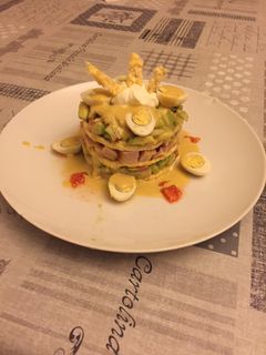 Una foto de Timbal de aguacate, pollo y tortas de maíz. Con sobras de pollo a l’ast