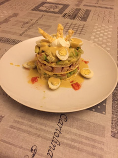 Una foto de Timbal de aguacate, pollo y tortas de maíz. Con sobras de pollo a l’ast
