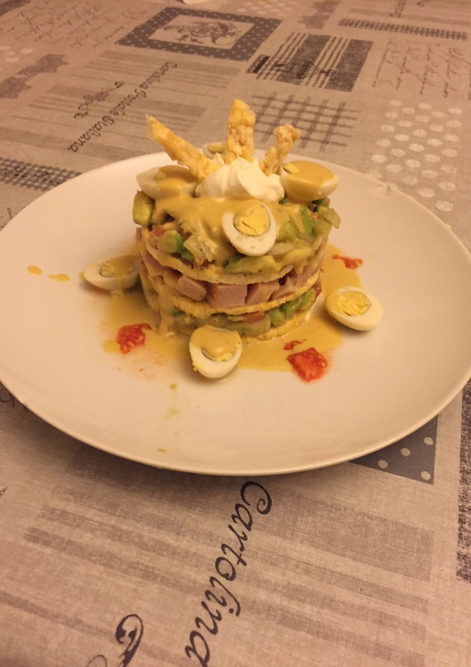 Una foto de Timbal de aguacate, pollo y tortas de maíz. Con sobras de pollo a l’ast