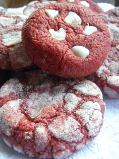 Una foto de Cookies Red Velvet o Terciopelo Rojo craqueladas o no
