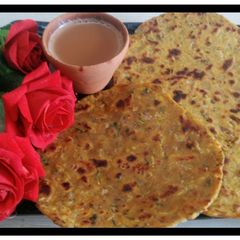A picture of Makka atte ka Payaj Paratha.