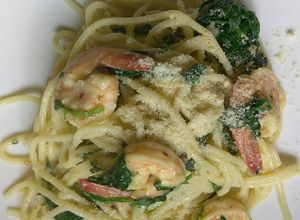 Una foto de Pasta Alfredo con espinacas