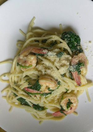 Una foto de Pasta Alfredo con espinacas