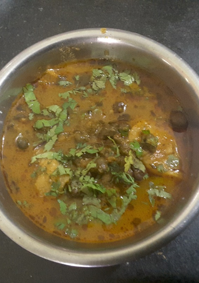 आलू छोलिया करी (Aloo choliya curry recipe in Hindi) रेसिपी मुख्य फोटो
