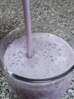 Una foto de Licuado de banana y arándanos