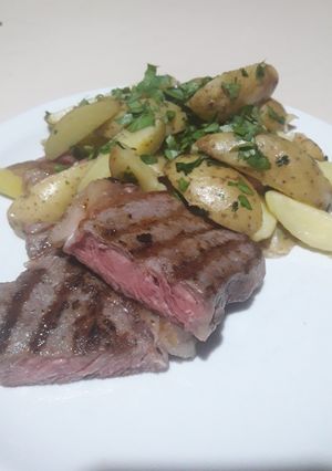 Una foto de Bife de chorizo con Zócalo de papines y bacon