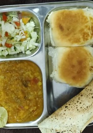 પાવ ભાજી (Pav Bhaji Recipe In Gujarati) રેસીપી મુખ્ય ફોટો
