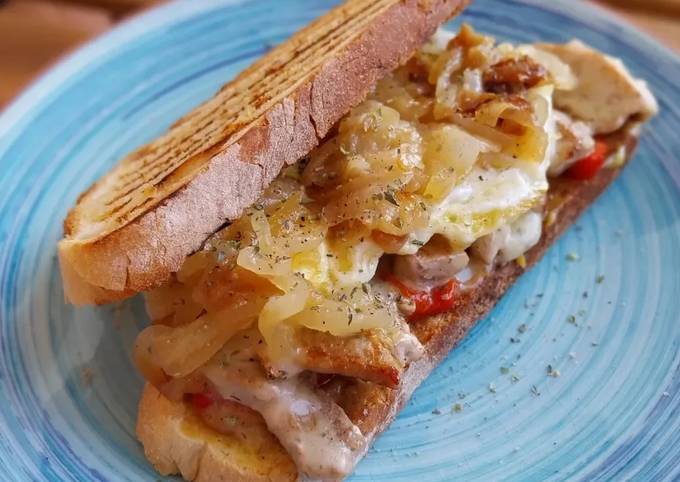 Bocata De Secreto Ibérico Gratinado, Pimiento Asado Y Huevo Frito Con ...