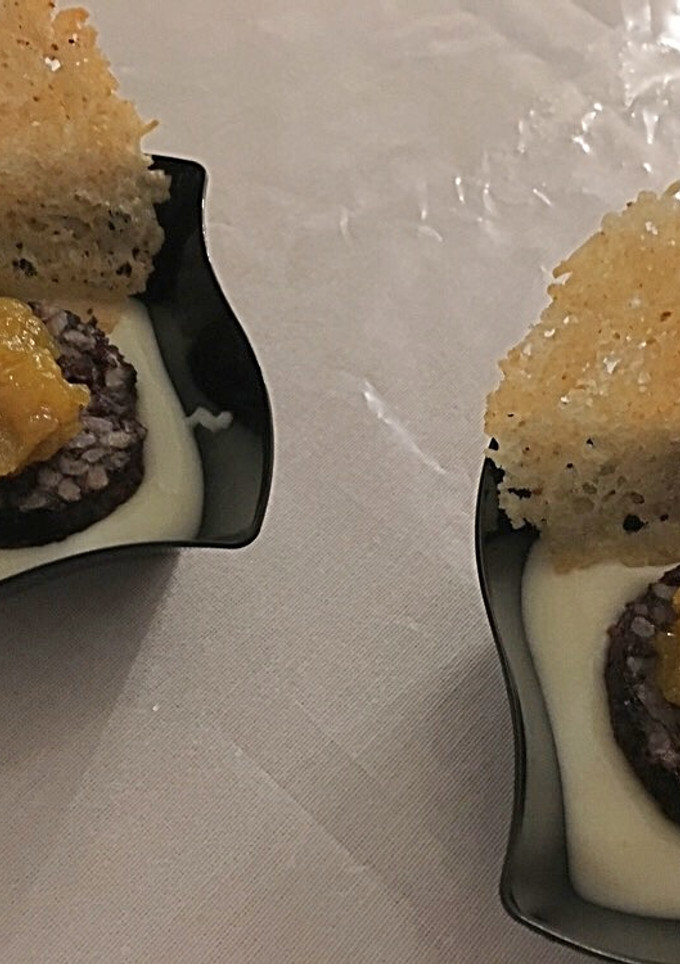 Una foto de Morcilla de Burgos con chutney de peras y crujiente de queso Manchego sobre parmentier de papa