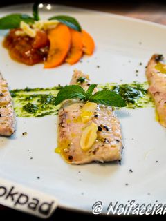 Foto di Filetti di sgombro al vapore con chutney di albicocche e salsa di barba di finocchi
