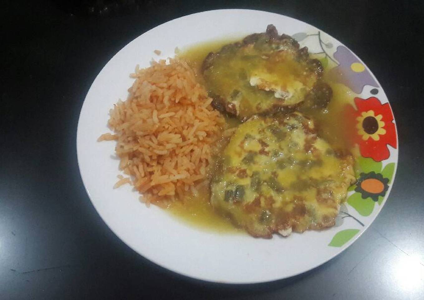 Tortitas de ejote en salsa verde