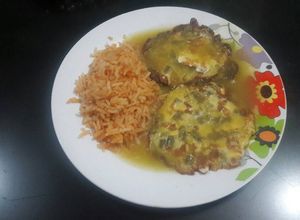 Una foto de Tortitas de ejote en salsa verde