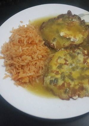 Una foto de Tortitas de ejote en salsa verde