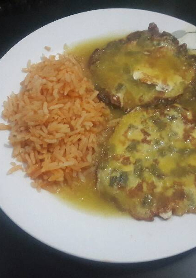 Una foto de Tortitas de ejote en salsa verde