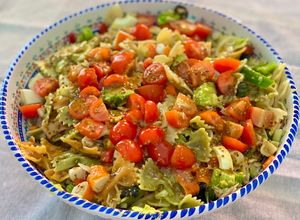 Una foto de Ensalada de pasta lacitos con aliño riquísimo!