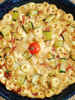 Una foto de Quiche de tortellinis con bacon y calabacín