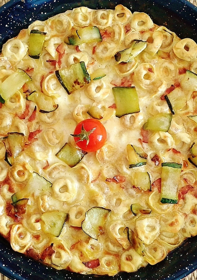 Una foto de Quiche de tortellinis con bacon y calabacín