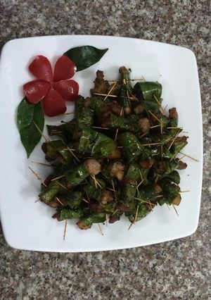 Hình của món Thịt xiên lá móc mật.
