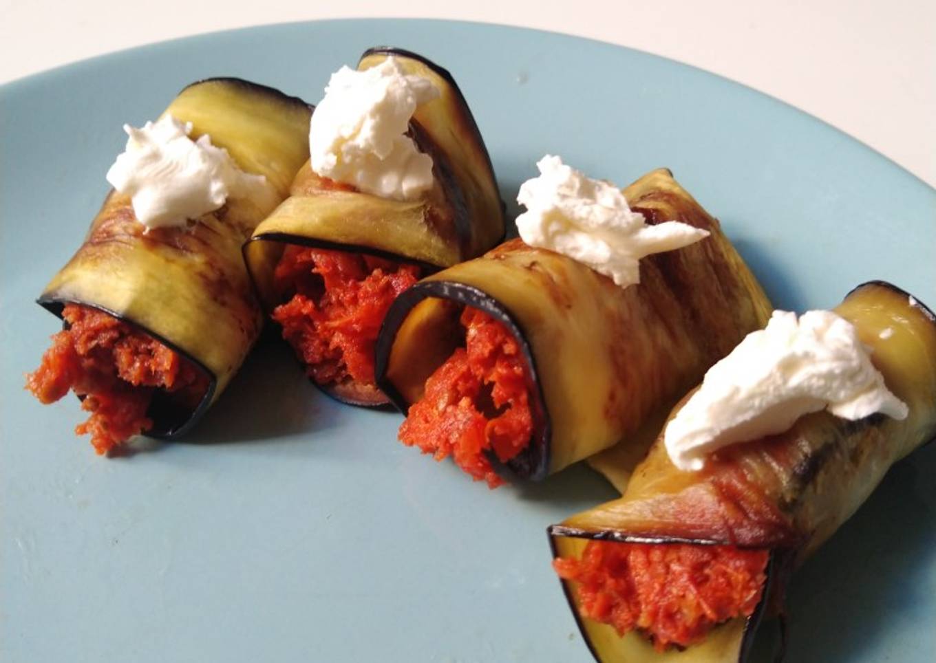 Rollitos de berenjena rellenos de sobrasada vegana