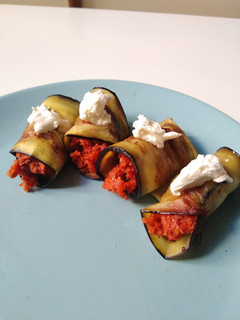 Una foto de Rollitos de berenjena rellenos de sobrasada vegana