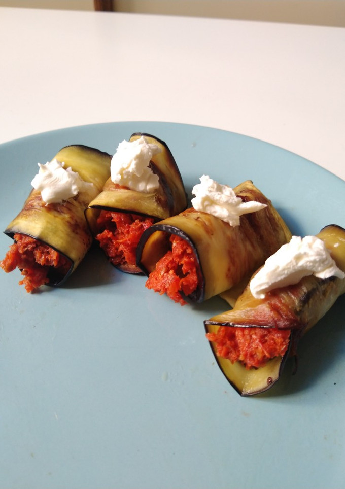 Una foto de Rollitos de berenjena rellenos de sobrasada vegana