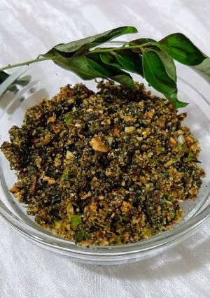 कडिपत्त्याची खमंग चटणी (kadhipatta chutney recipe in marathi) रेसिपी चे मुख्य फोटो 