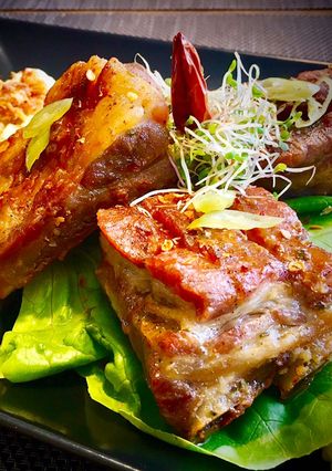 Fokhagymás-majoránnás sült oldalas krumplipürével recept fotója