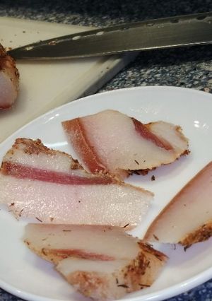 Una foto de Guanciale: Delicia italiana para tus platos🐷