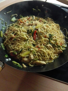 Una foto de Pad thai con solomillo de pollo