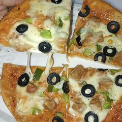 A picture of Chicken supreme pizza.