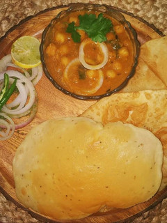 पंजाबी छोले भटूरे (punjabi chole bhature recipe in Hindi) रेसिपी मुख्य फोटो