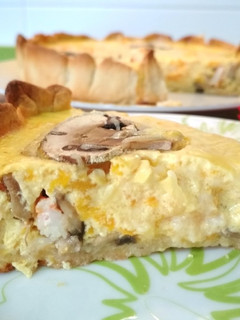 Una foto de Quiche cremosa del campo y del mar