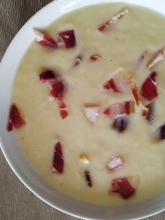 Una foto de Crema de puerros y pera con jamón con Thermomix